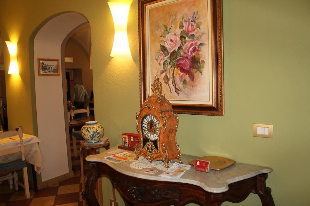 Hotel Porta Santa Maria Busca Екстер'єр фото